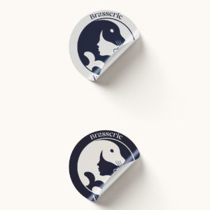 Mock up de deux stickers Na Mara en vinyle waterproof sur fond blanc, deux coloris disponible : fond bleu et lignes blanches ou fond blanc avec lignes bleues.