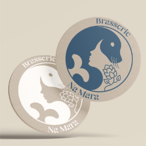 Mock up de deux dessous de verre ayant le logo Na Mara imprimer sur une des faces. Deux coloris sont disponible : blanc et bleu marin.