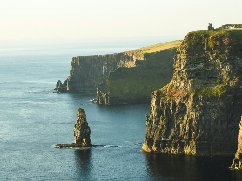 Photographie de falaises précipiter en bord de mer, horizon sur la mer.